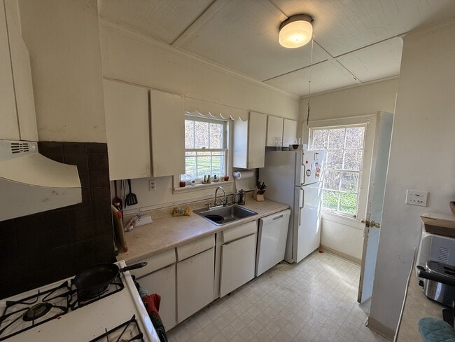 Building Photo - 121 Linden Ave