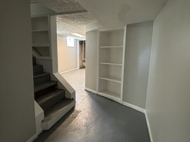 Building Photo - 1401 N Gladstone Ave