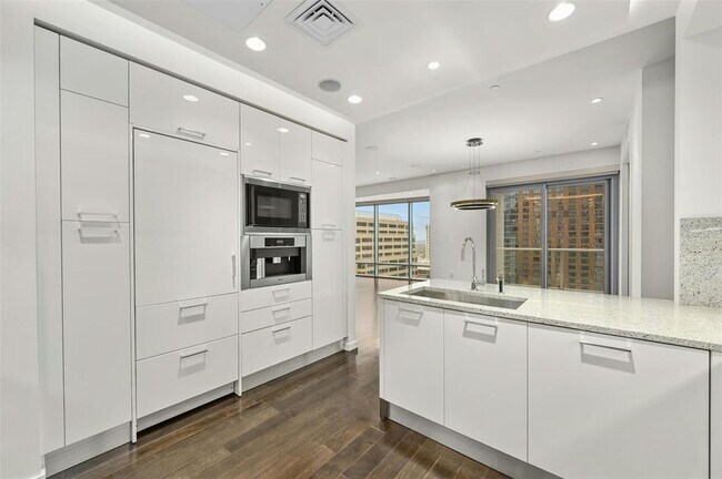 Building Photo - 200 N Congress Ave