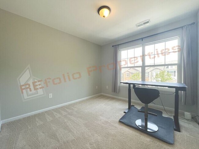 Building Photo - Comfortable 3-Bedroom Townhouse w/2 Assign...