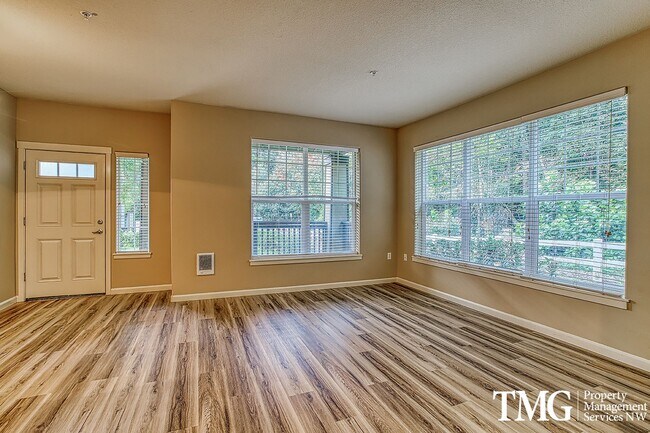 Building Photo - Beautiful 1br Condo in Sherwood. End unit ...