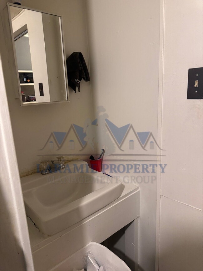 Building Photo - 1 Bed 1 Bath Cottage House