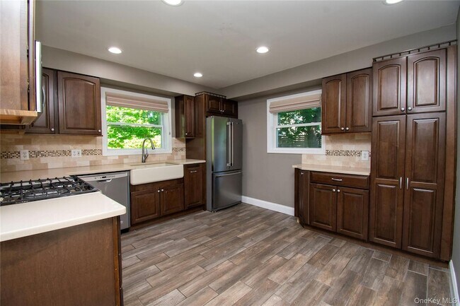 Building Photo - 154 Spring Valley St