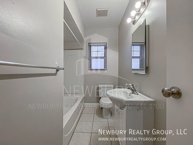 Building Photo - Cozy 2 Bedroom Available Now!