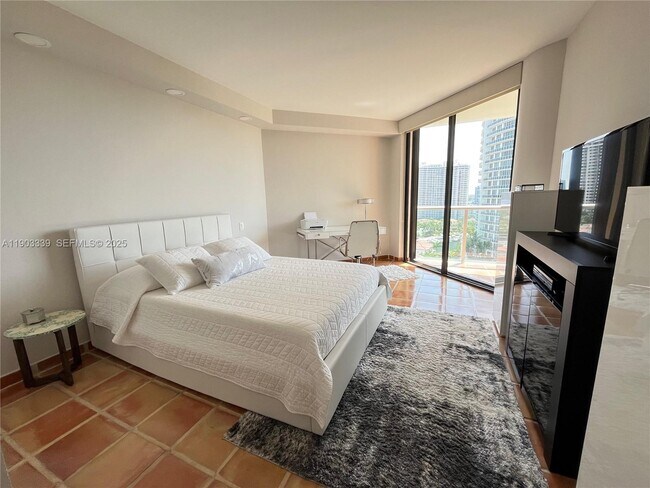 Building Photo - 4000 Island Blvd