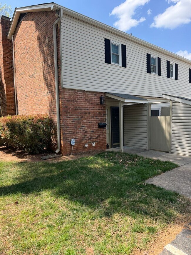 Building Photo - End unit townhouse in South Park
