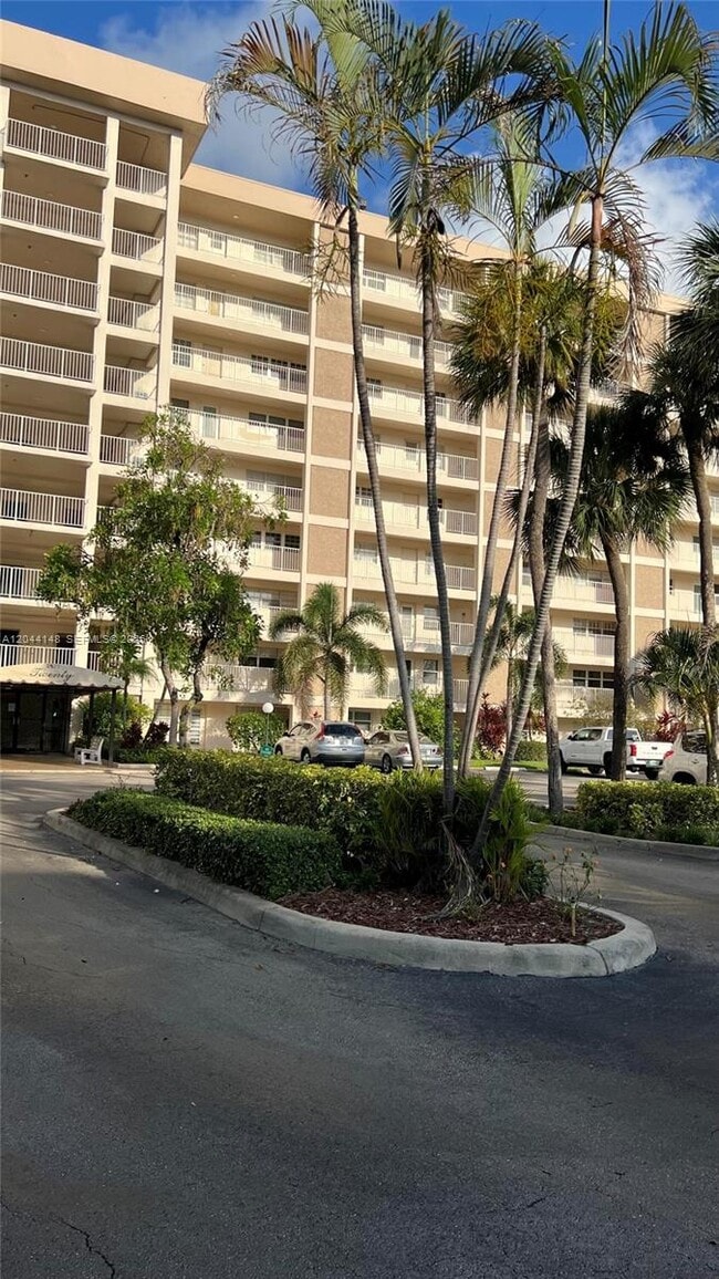 Building Photo - 2901 S Palm Aire Dr