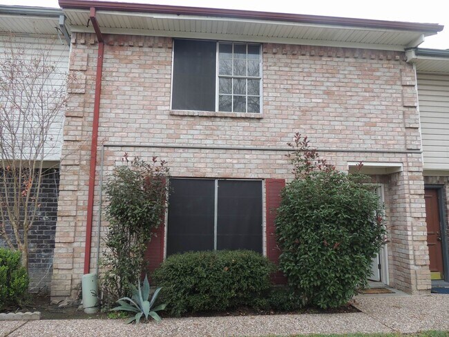 Building Photo - 1831 Sherwood Forest St