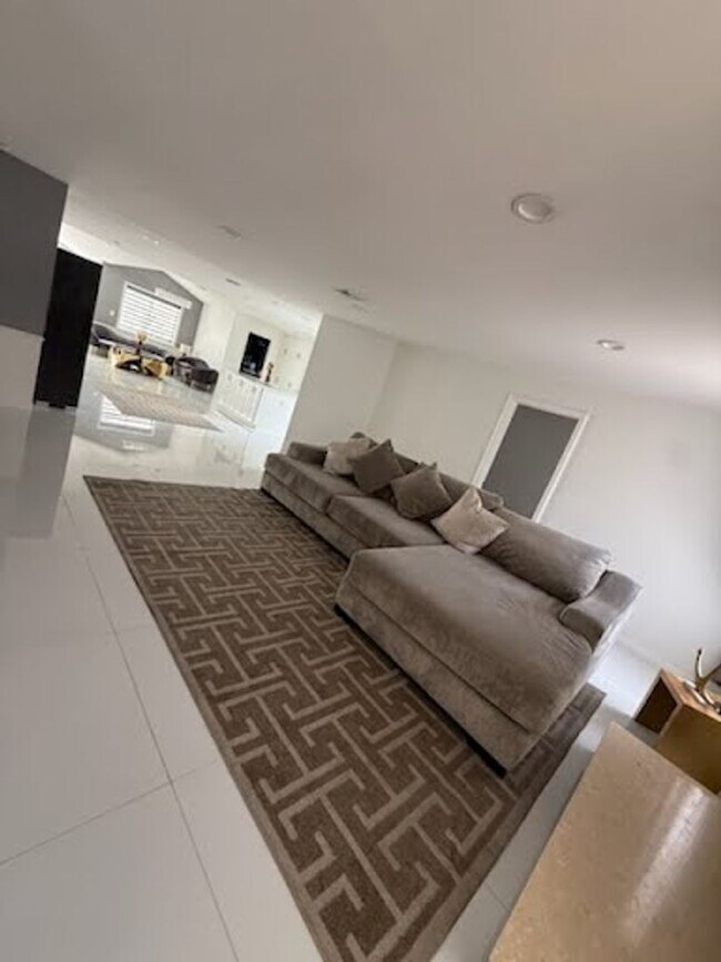 Building Photo - Fully Furnished Elegant Home