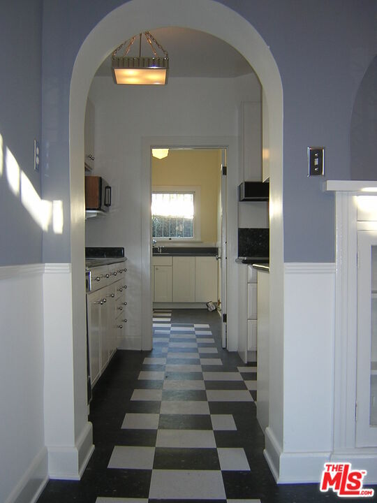 Building Photo - 914 Burnside Ave