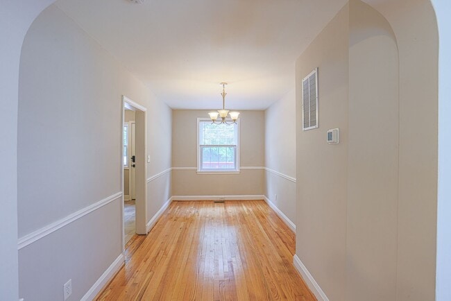 Building Photo - 1154 Elm Rd