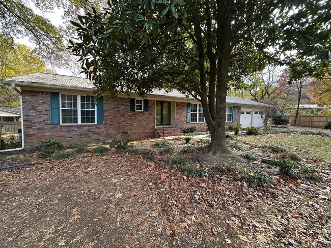 Building Photo - Introducing a charming 3-bedroom, 2.5-bath...