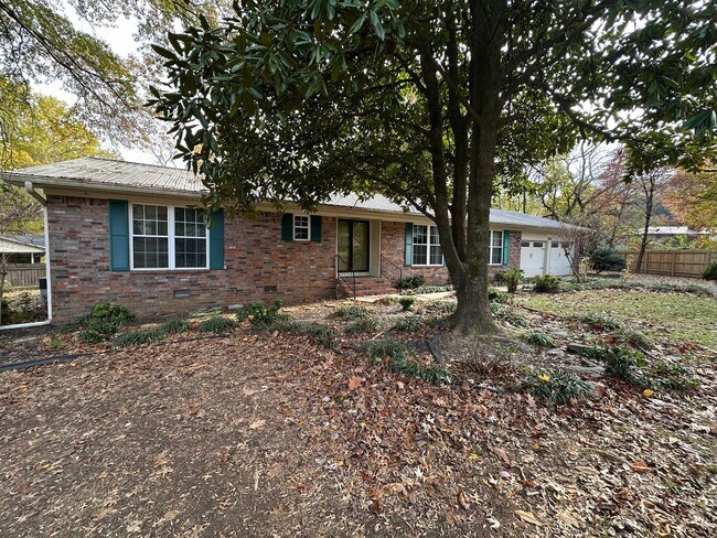 Building Photo - Introducing a charming 3-bedroom, 2.5-bathroom house located in the desirable area of Russellville
