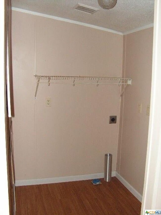 Building Photo - NEW ON MARKET