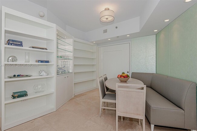 Building Photo - 1000 South Pointe Dr