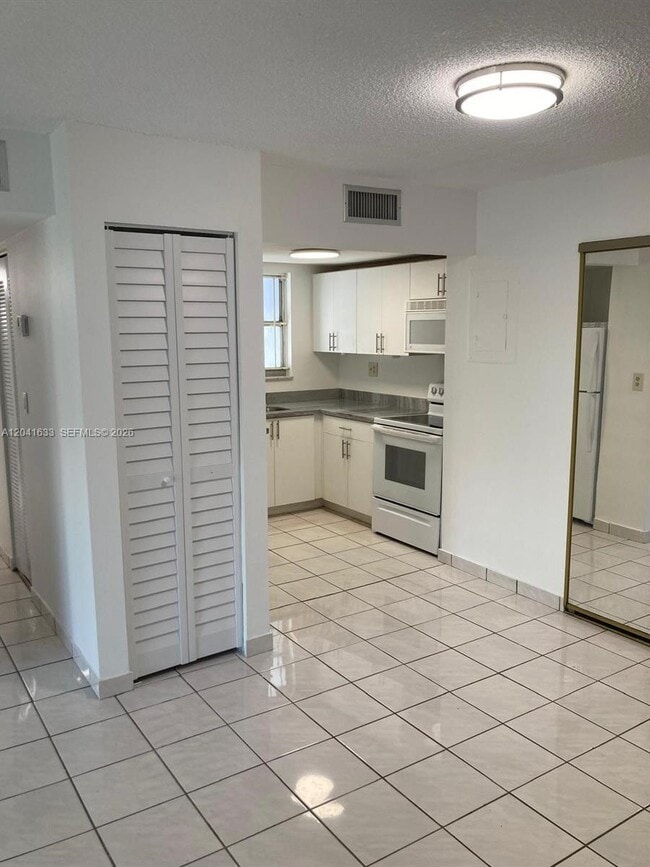 Building Photo - 210 Fontainebleau Blvd