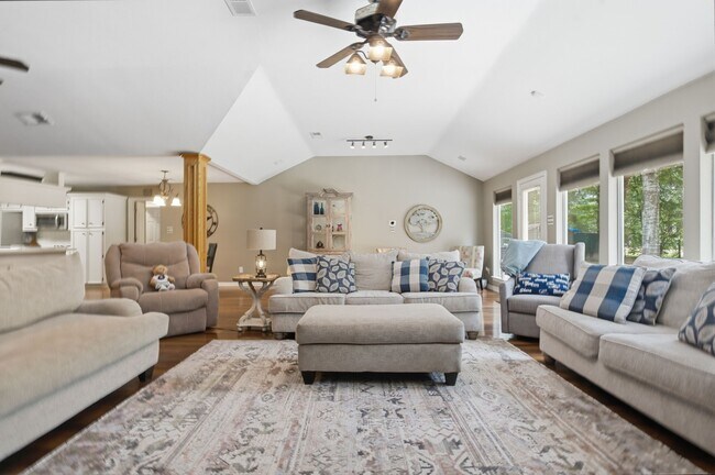 Building Photo - 223 Pin Oak Ln