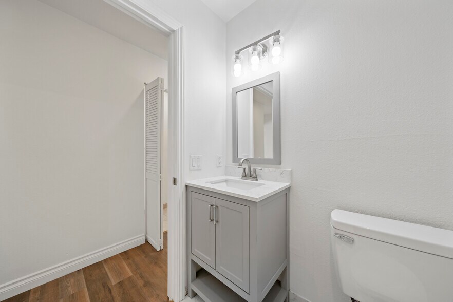 Building Photo - 12411 Osborne St