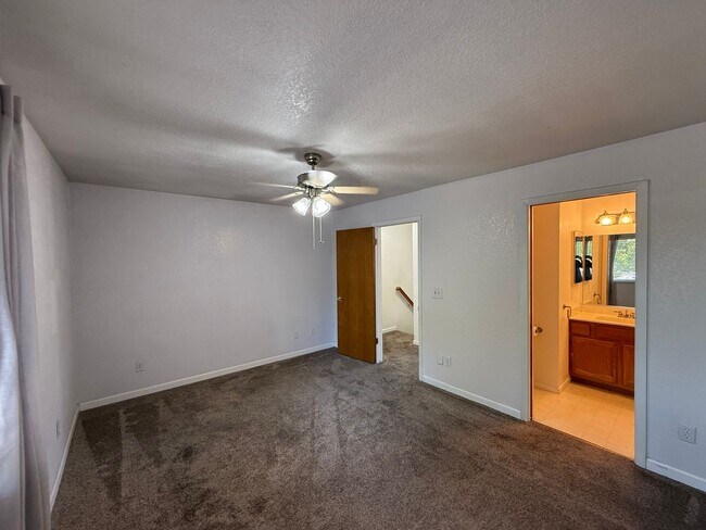 Building Photo - 2-bedroom condo near shopping, restaurants...