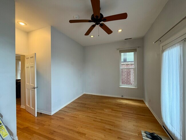 Building Photo - 1350 N Leavitt St