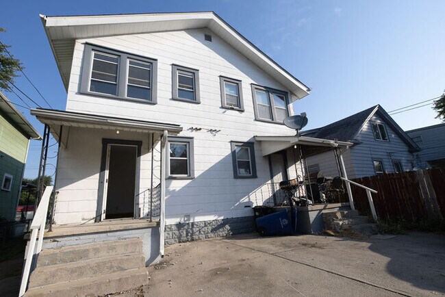 Building Photo - Hilltop Half Double