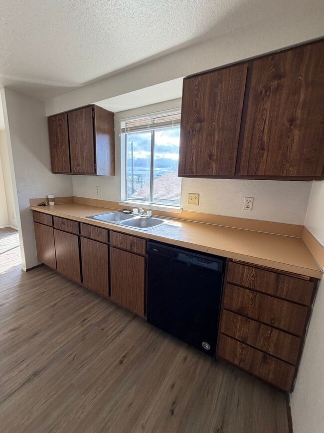 Building Photo - Newly remolded 3b/1b duplex