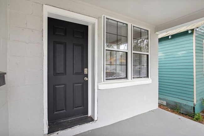 Building Photo - Large Near Downtown 3BR/1BA House For Rent