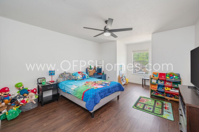 Building Photo - AVAILABLE BY JULY 15
