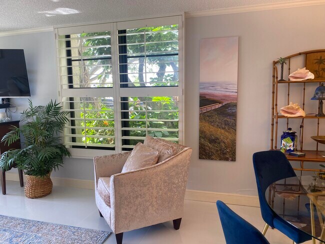 Building Photo - 14 Royal Palm Way