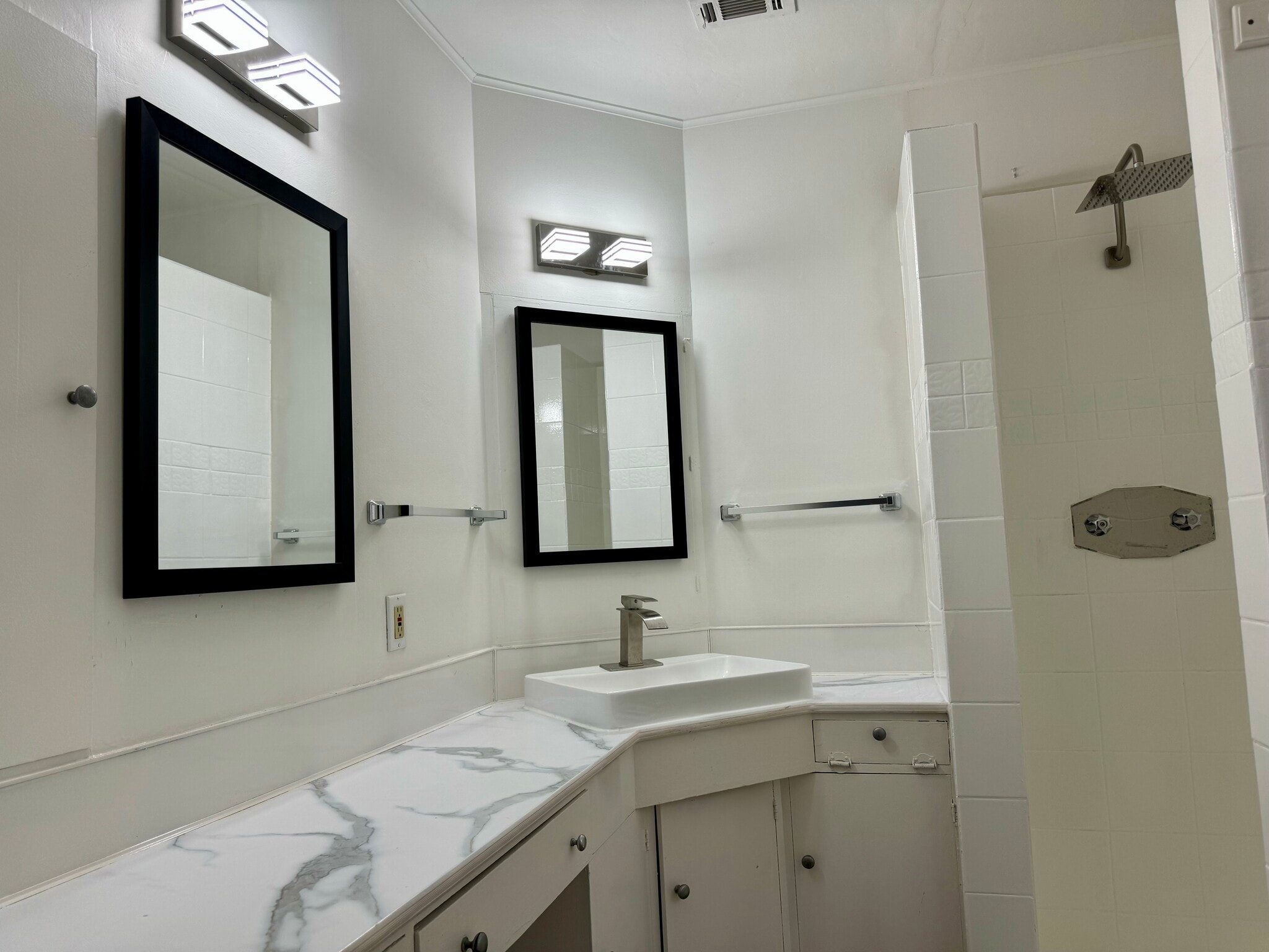 Primary Bath - 3914 Ella Blvd