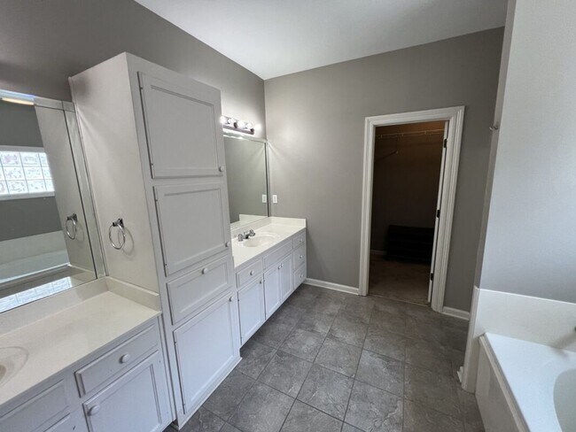 Building Photo - Location!  Location!  3 bedroom, 2 bath house in Beau Pre near LSU