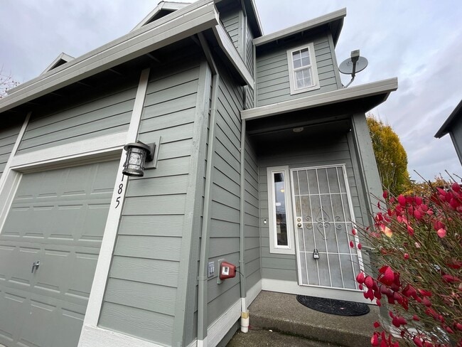 Building Photo - Charming 3 Bd, 2.5 Ba Pet-Friendly Home in Hillsboro ~ Washer & Dryer Included, Single-Car Garage...