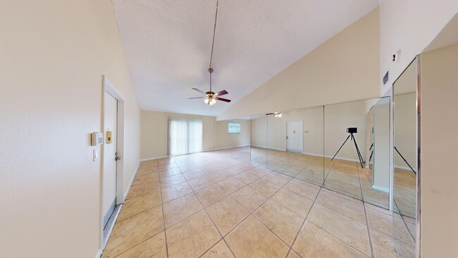 Building Photo - 1br /1bath Condo With Den Available Now In...