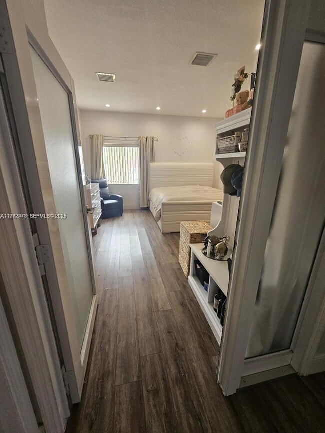 Building Photo - 718 SE 12th Ter