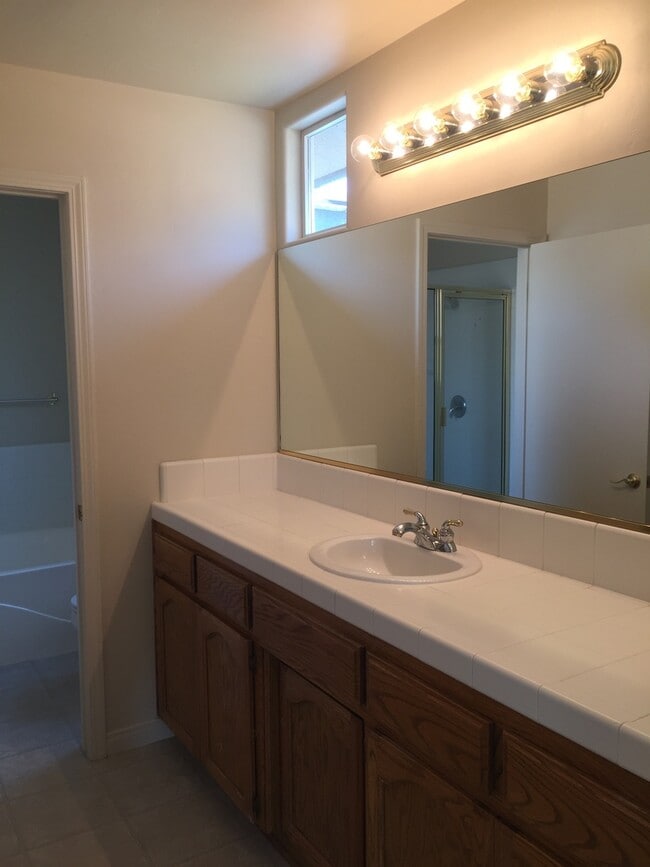 Building Photo - 5801 Roscomare St