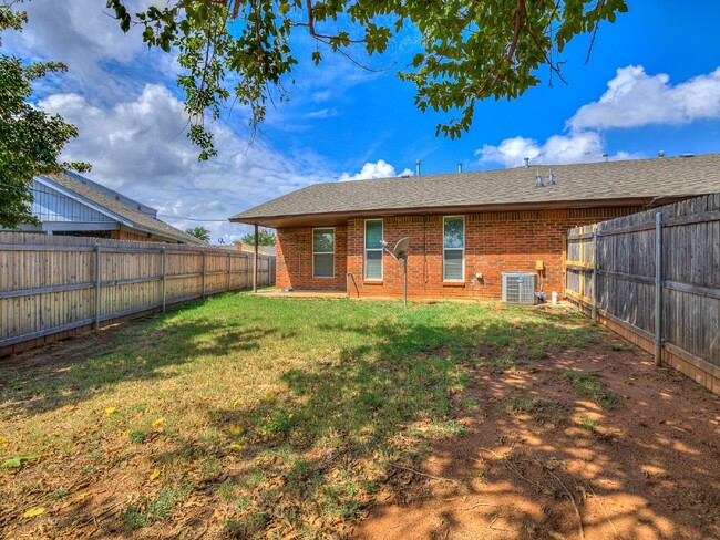 Building Photo - Duplex in Yukon