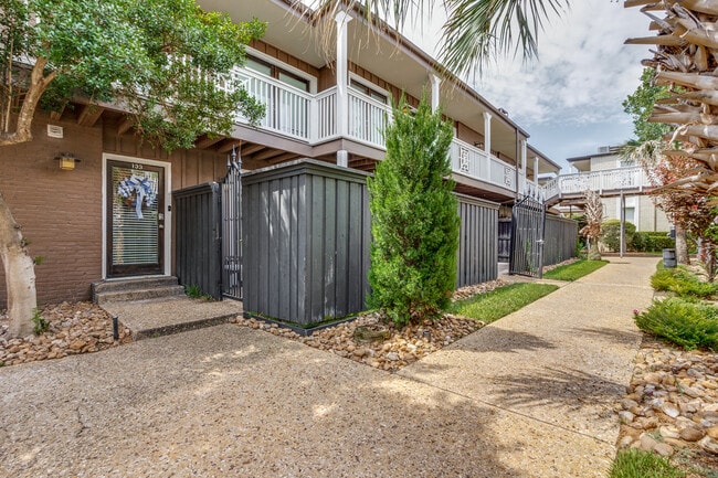 Building Photo - 5916 Sandhurst Ln