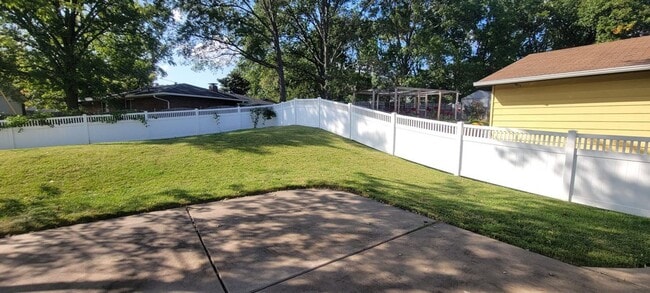 Building Photo - 3 bedroom 3 bathroom house with lots of extras