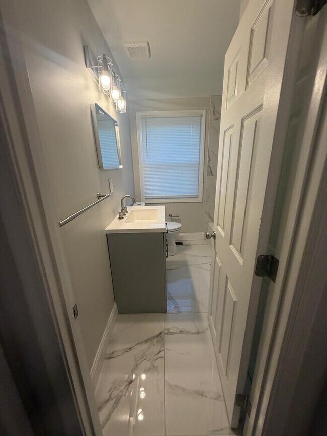 Building Photo - 3 Bedrooms 21212 Housing Voucher Accepted