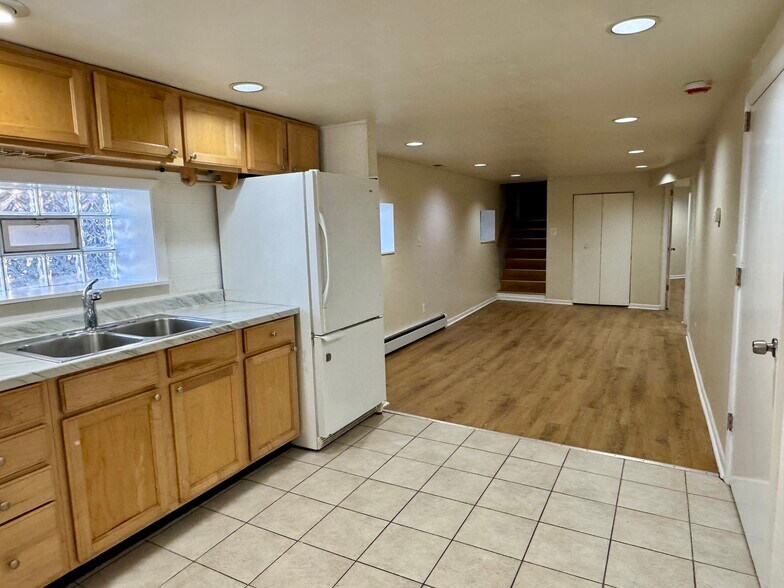 Building Photo - 5800 N Melvina Ave