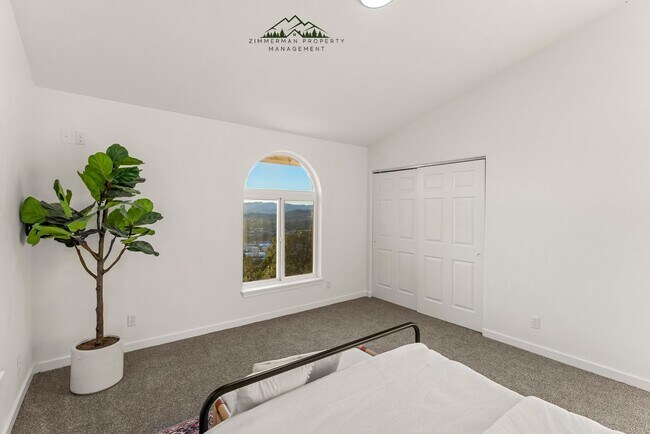 Building Photo - 4 bedroom 2.5 bathroom home with Panoramic views!