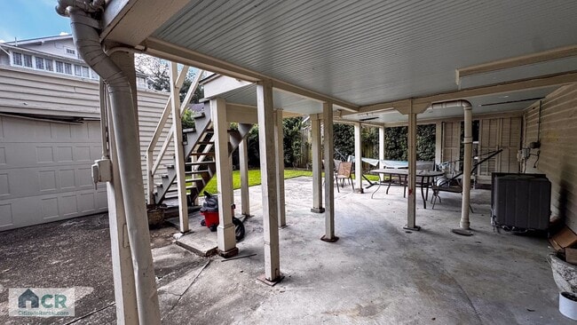 Building Photo - HUGE 9 bedroom house just a few blocks fro...