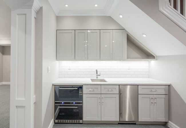 Building Photo - 6 Old School House Ln