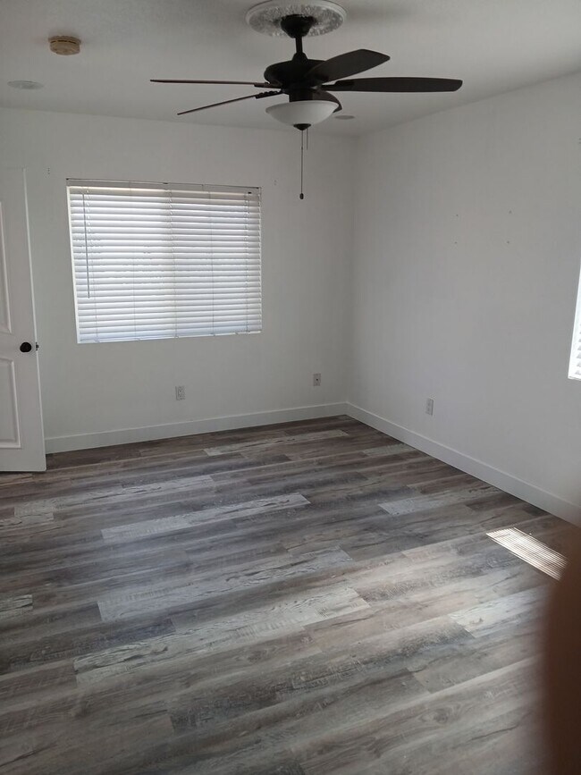 Building Photo - 560