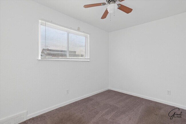 Building Photo - $1300 3 bedroom