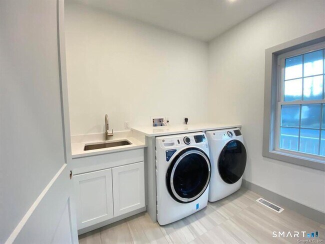 Building Photo - 42 River Rd