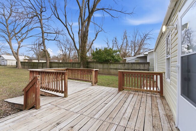 Building Photo - 3 Bed | 1 Bath | FULLY Remodeled | FULLY Fenced Yard | Springfield MO | PETS WELCOME!