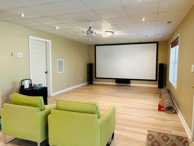 Building Photo - Incredible 4 bedroom/5 bath Tri-level home in Willoughby Park in NW Greensboro with finished base...