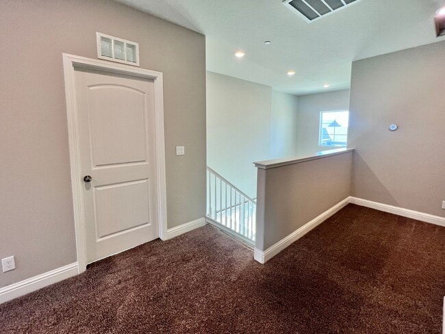 Building Photo - $2,795 Leonard & Gettysburg, 3 Bedroom 2.5...
