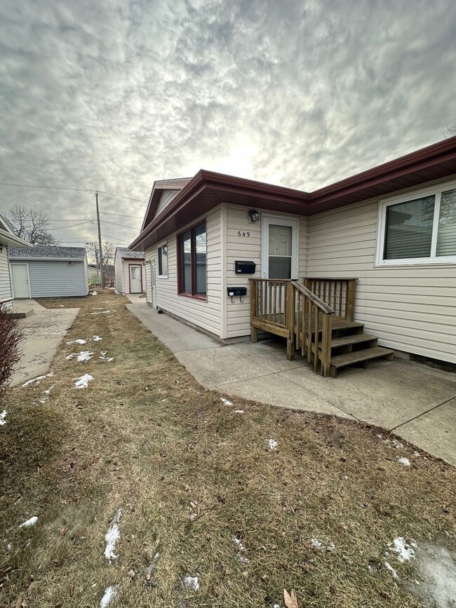 Primary Photo - 649 8th Ave SW